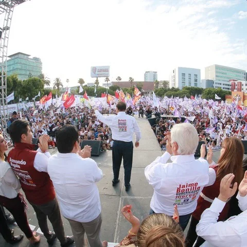 Acto de campaña frente a una audiencia.
