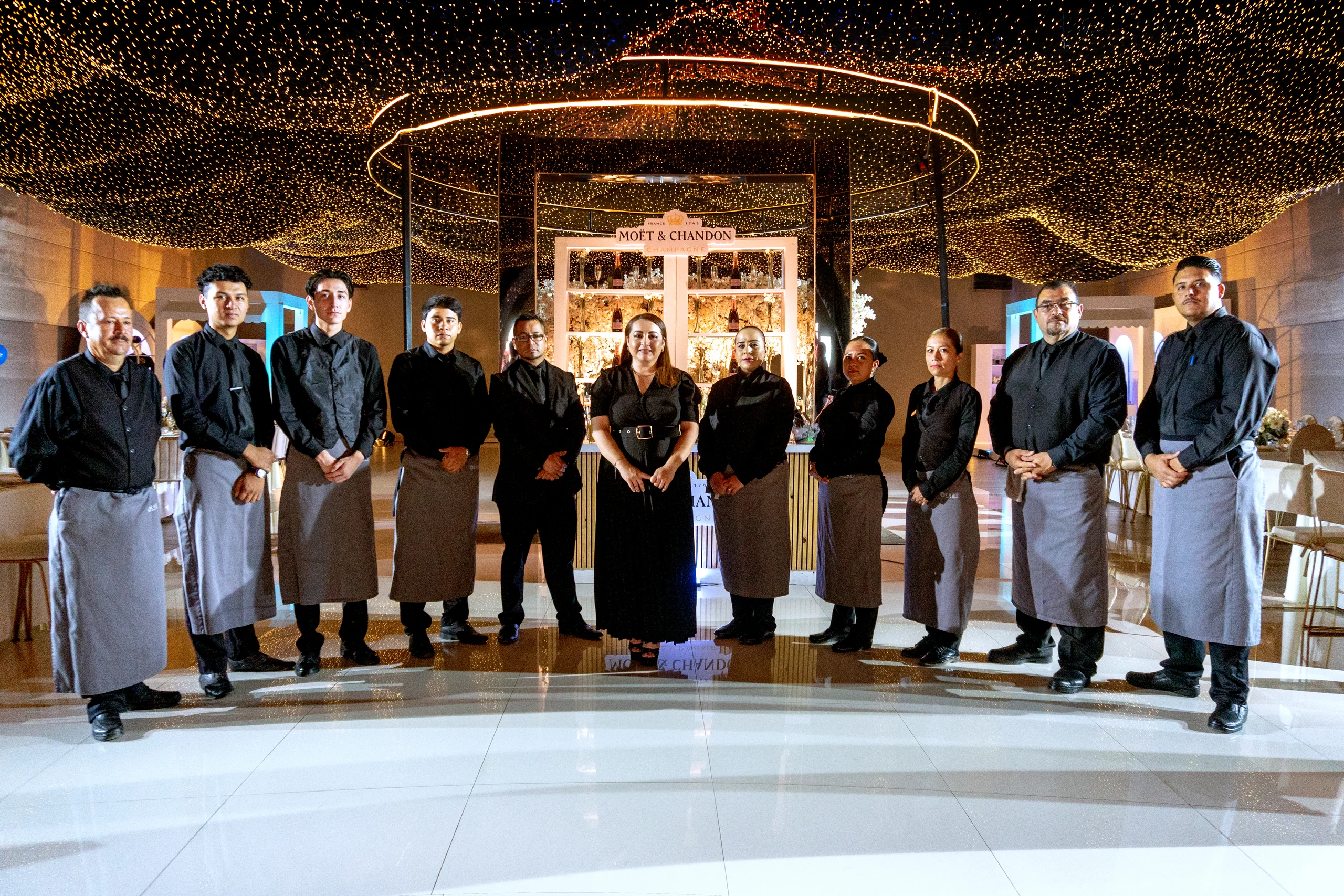 Equipo de KADI Eventos dentro del salón, en Tepic.