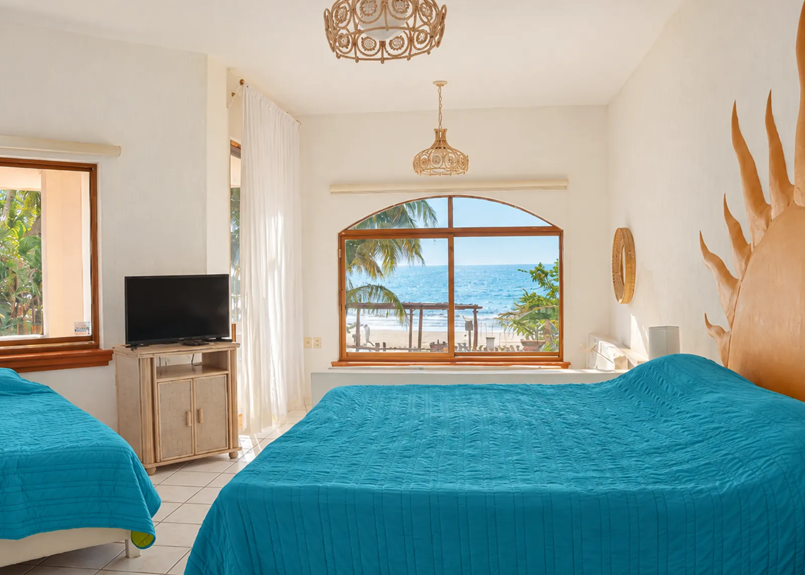 Habitación principal de Paloma Casa de Playa con vista al mar.