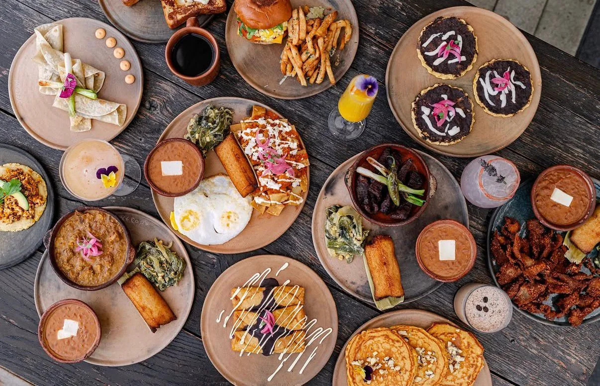 Mesa con platillos de Xécora Gastronomía Urbana.