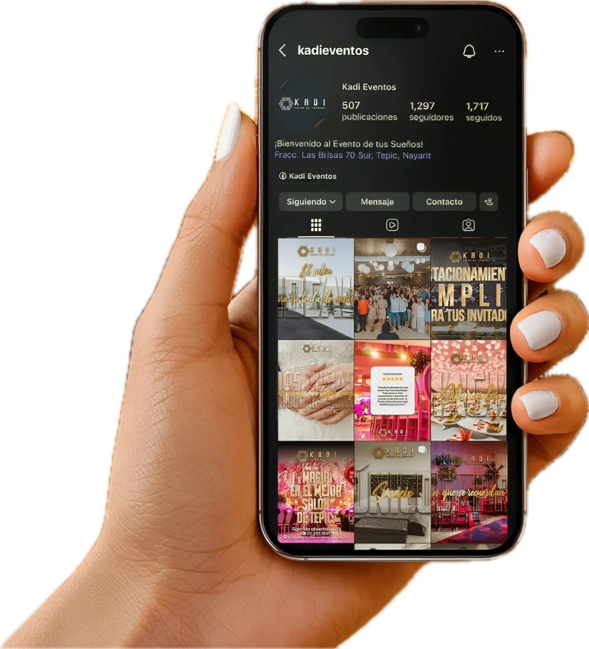 Una mano sostiene un teléfono con el perfil de Instagram de KADI Eventos.