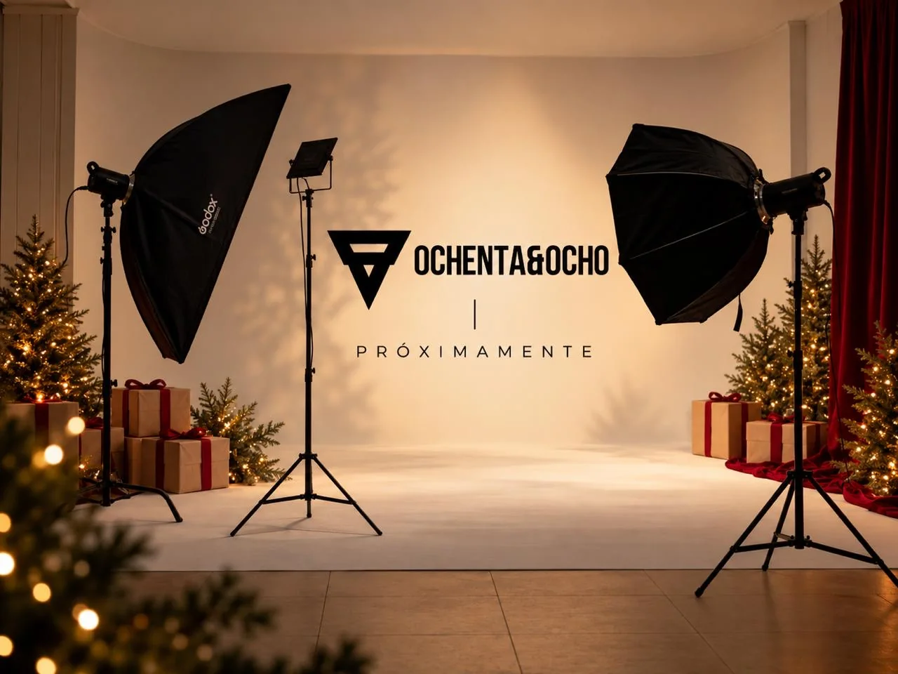 Vista previa del set navideño con ciclorama, luces, árboles y regalos; lleva el mensaje Próximamente.