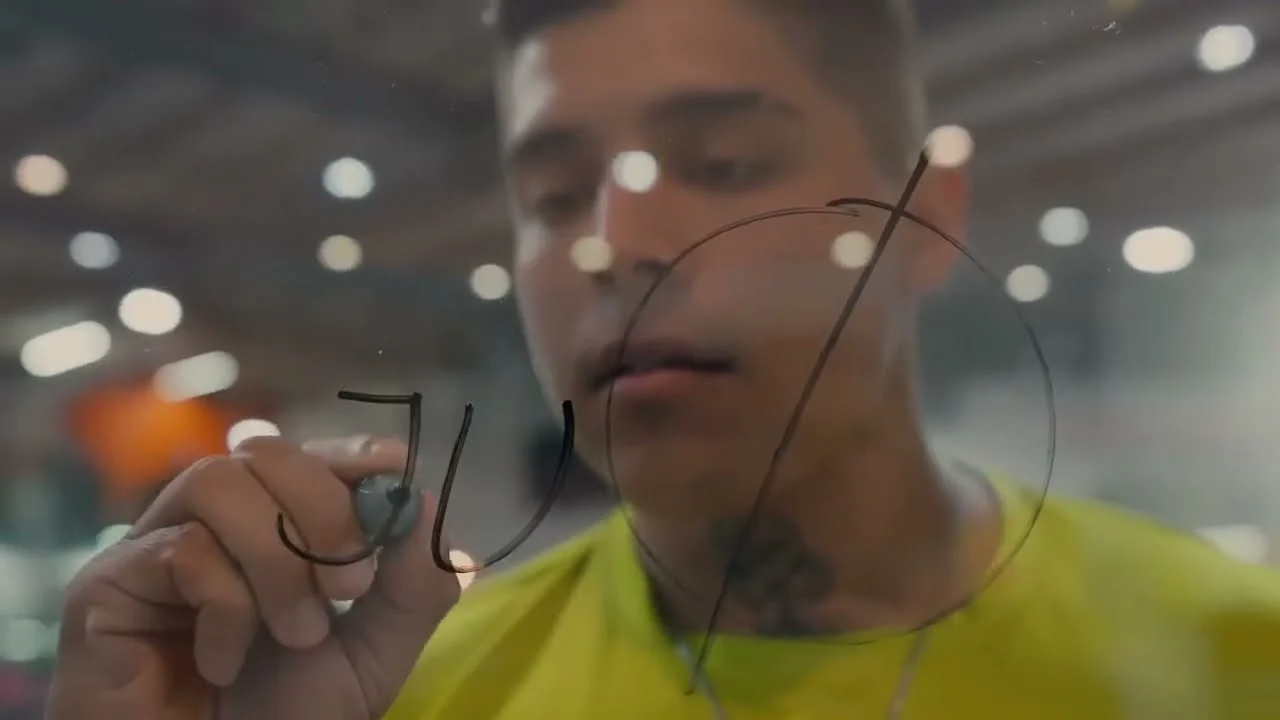 Participante escribiendo una respuesta en el espejo de la intervención de Life Gym.